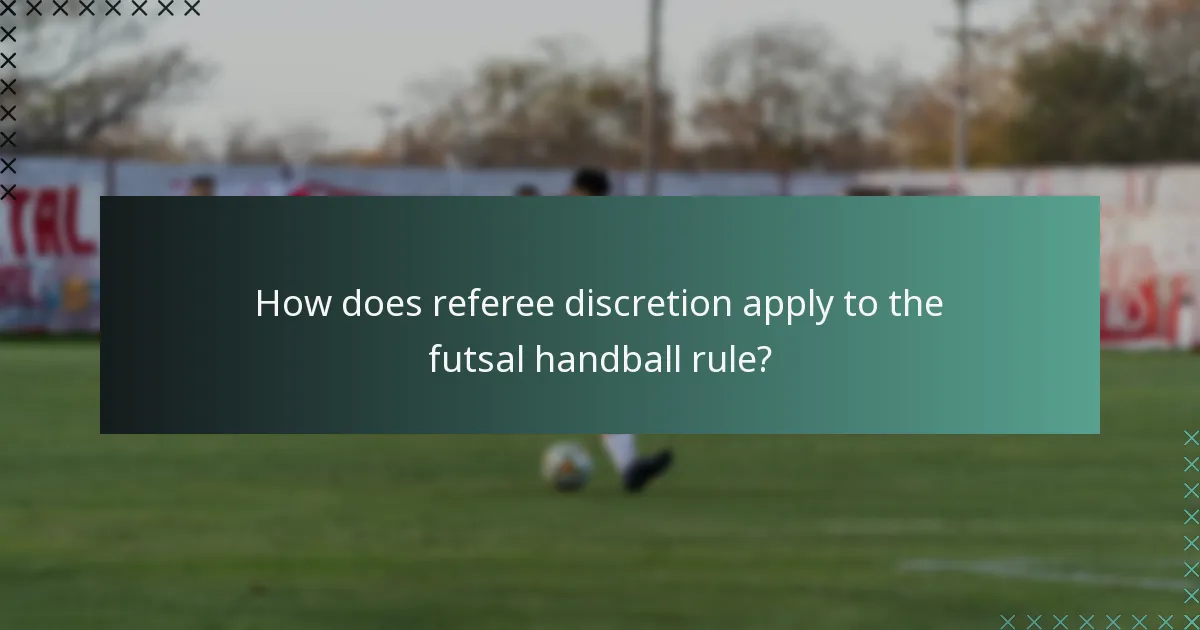 ¿Cómo se aplica la discreción del árbitro a la regla del balón mano en futsal?